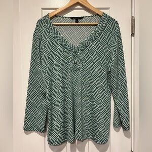 41 Hawthorn Green and White Geometric Tunic